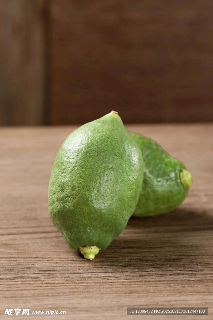 木桌上的两颗青柠