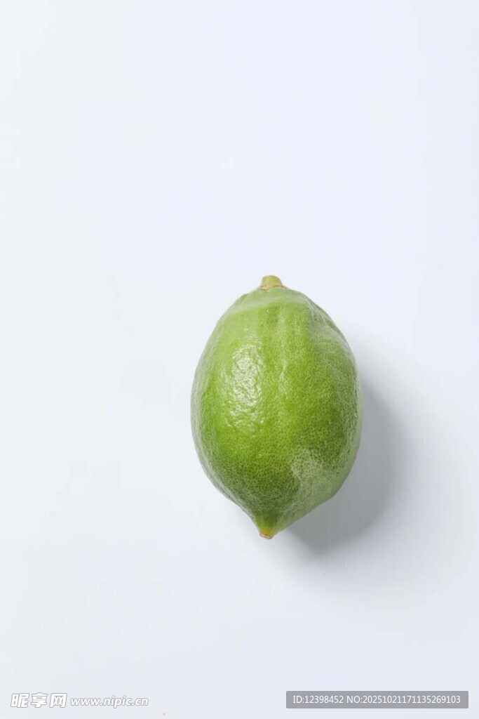 单个青柠檬特写