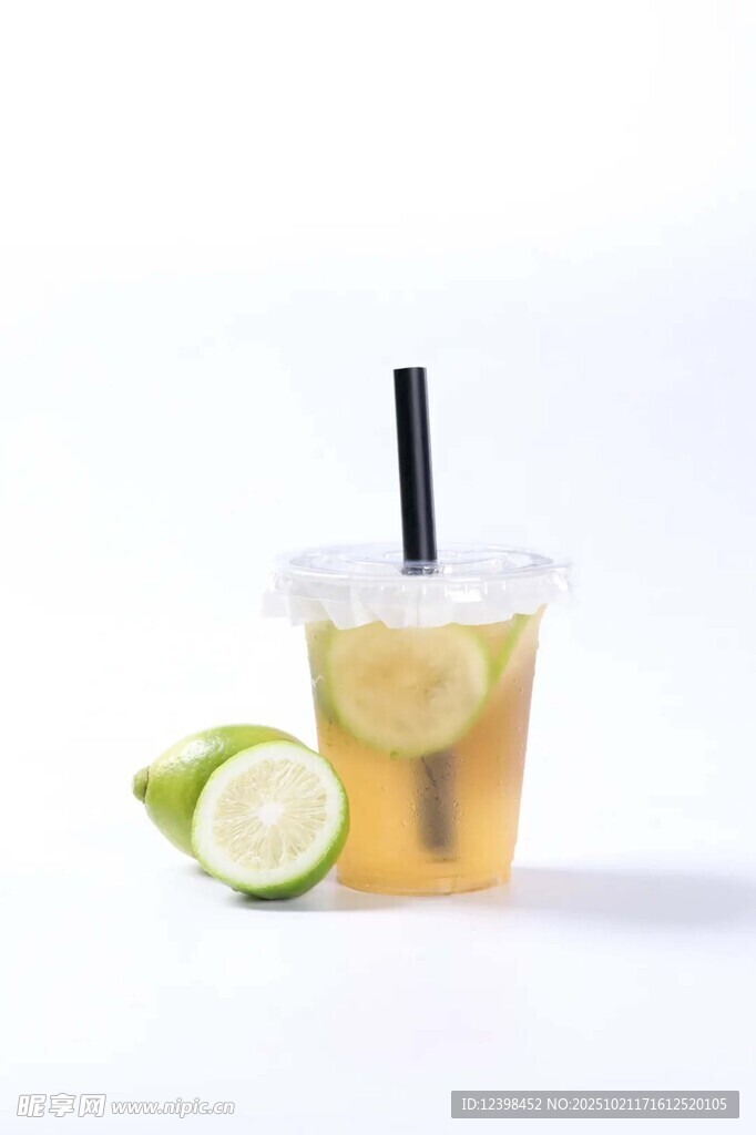 柠檬茶饮配吸管与青柠片