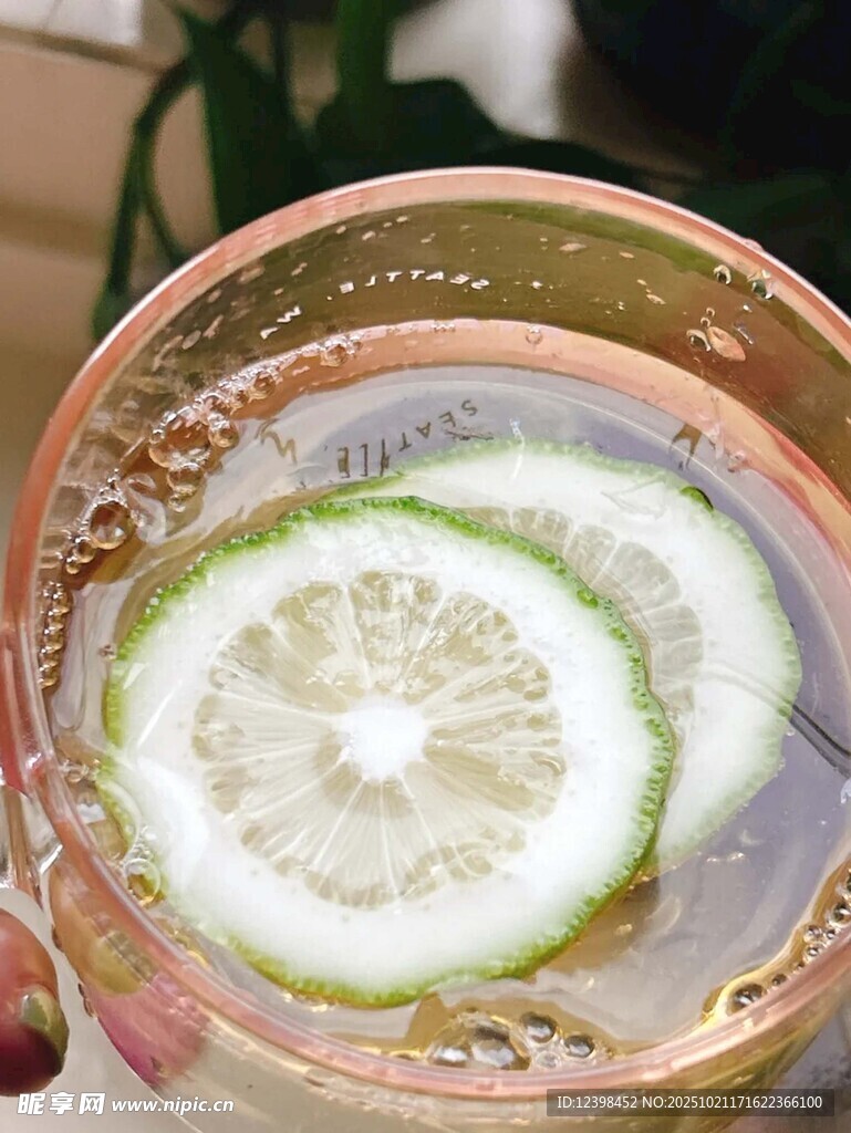 铜杯中泡着两片青柠檬