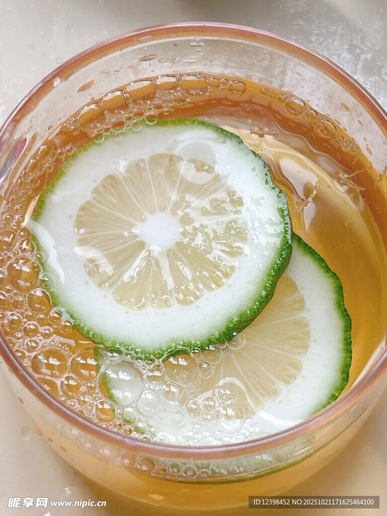 玻璃杯中的青柠气泡饮品