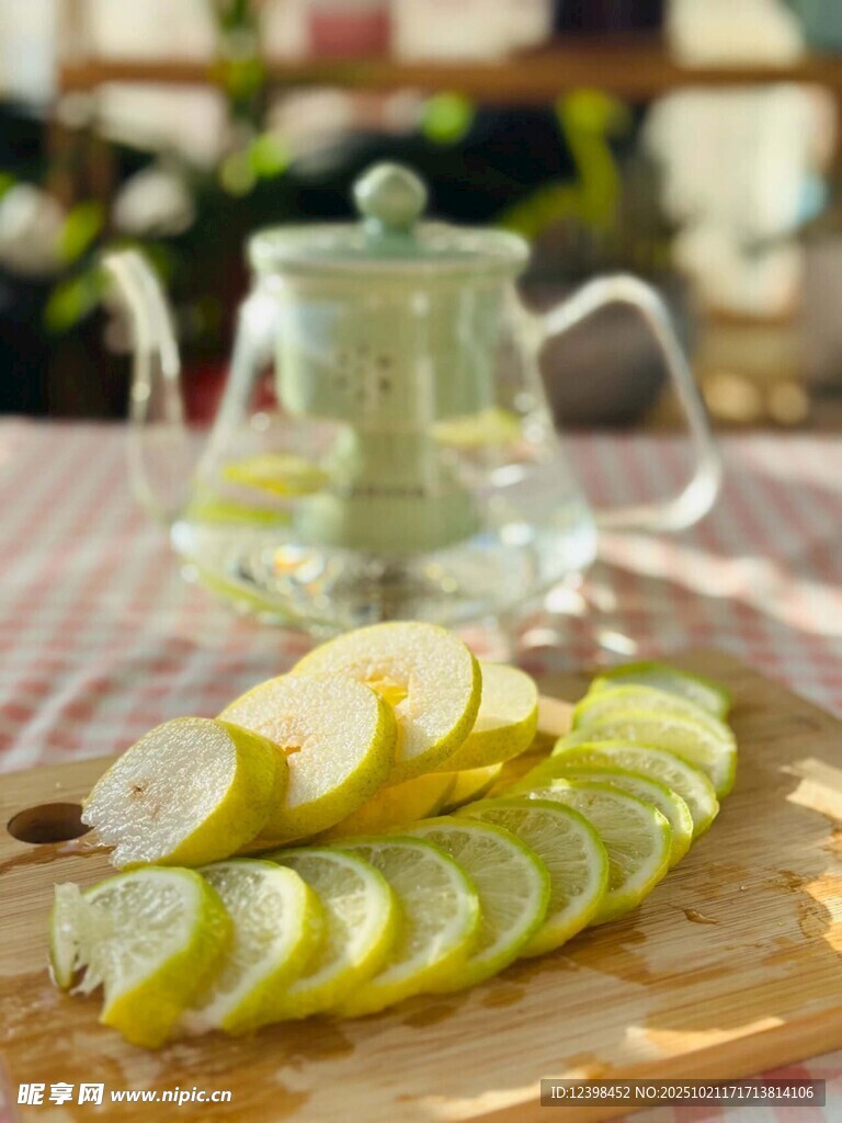 清新柠檬片与玻璃茶壶