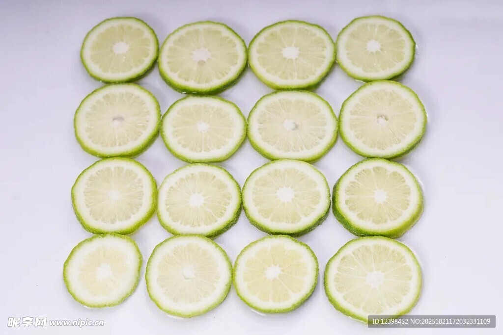 整齐排列的青柠檬切片