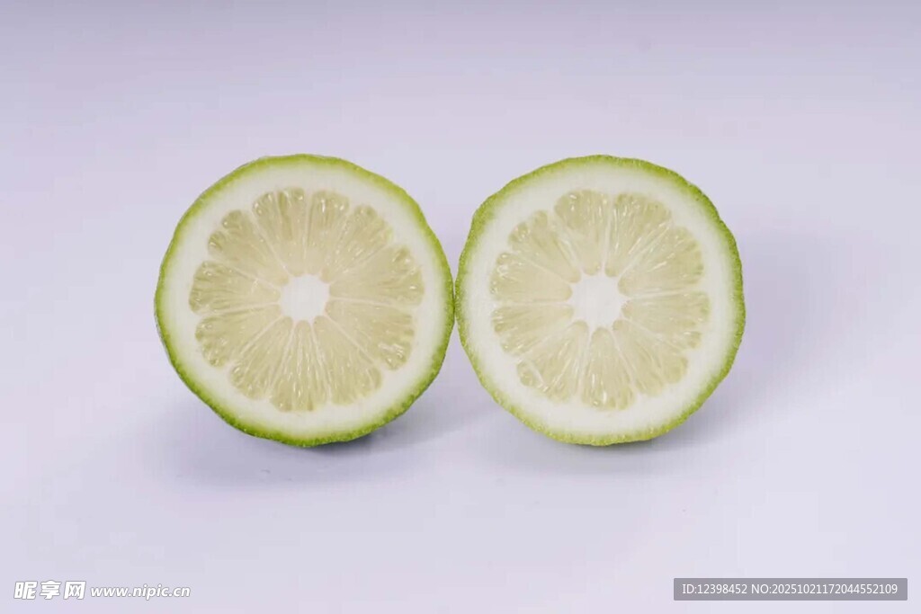 两半新鲜青柠