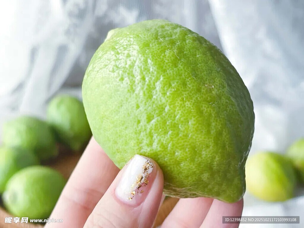 手捧鲜青柠