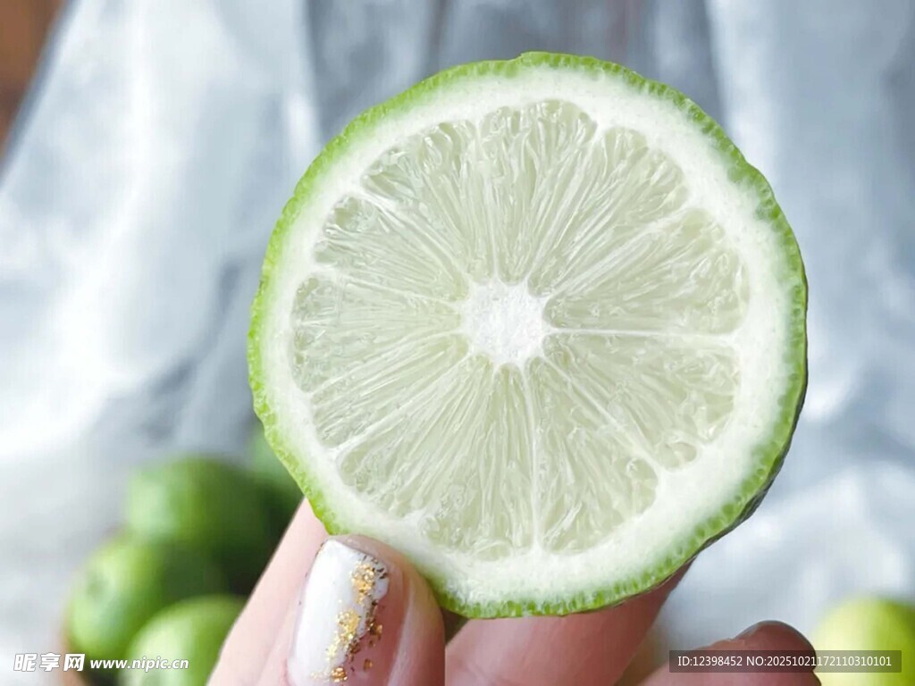 手持青柠切片特写