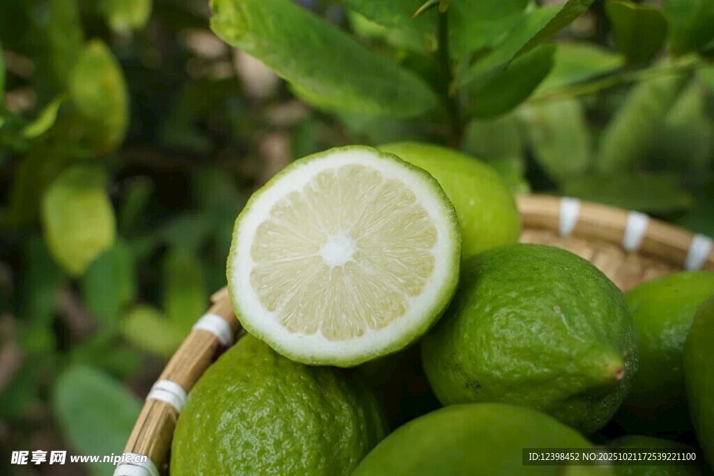 竹篮中的新鲜青柠