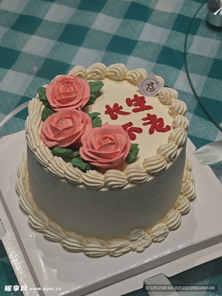 玫瑰装饰的精美奶油蛋糕