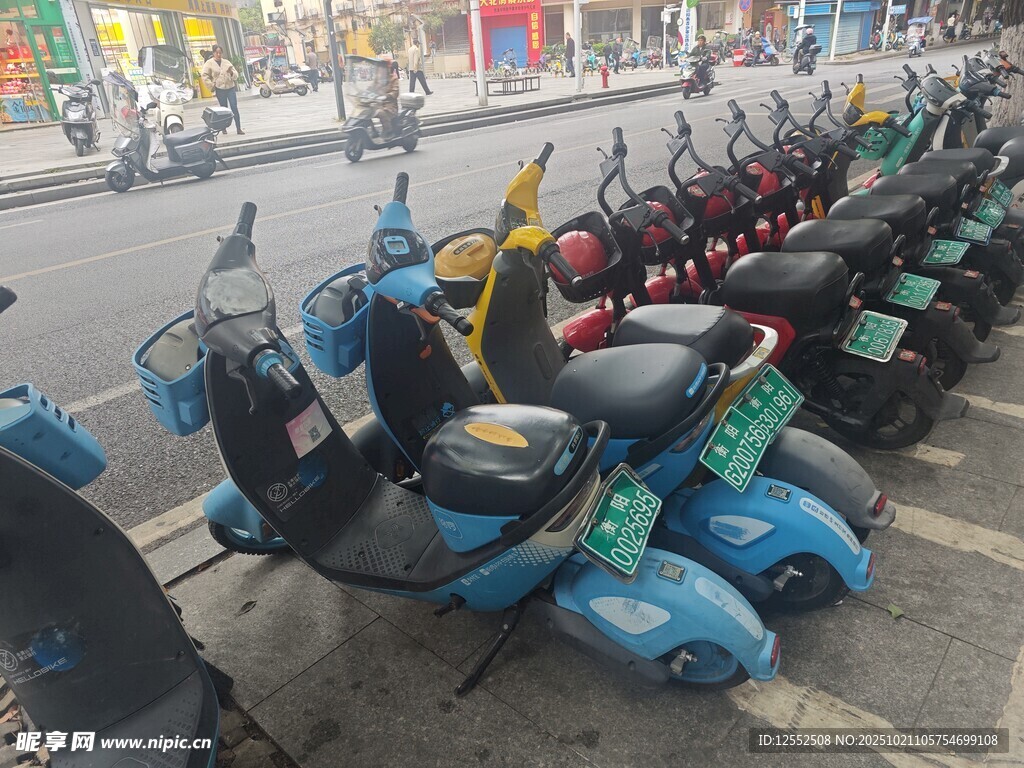 街边整齐停放的多彩电动车