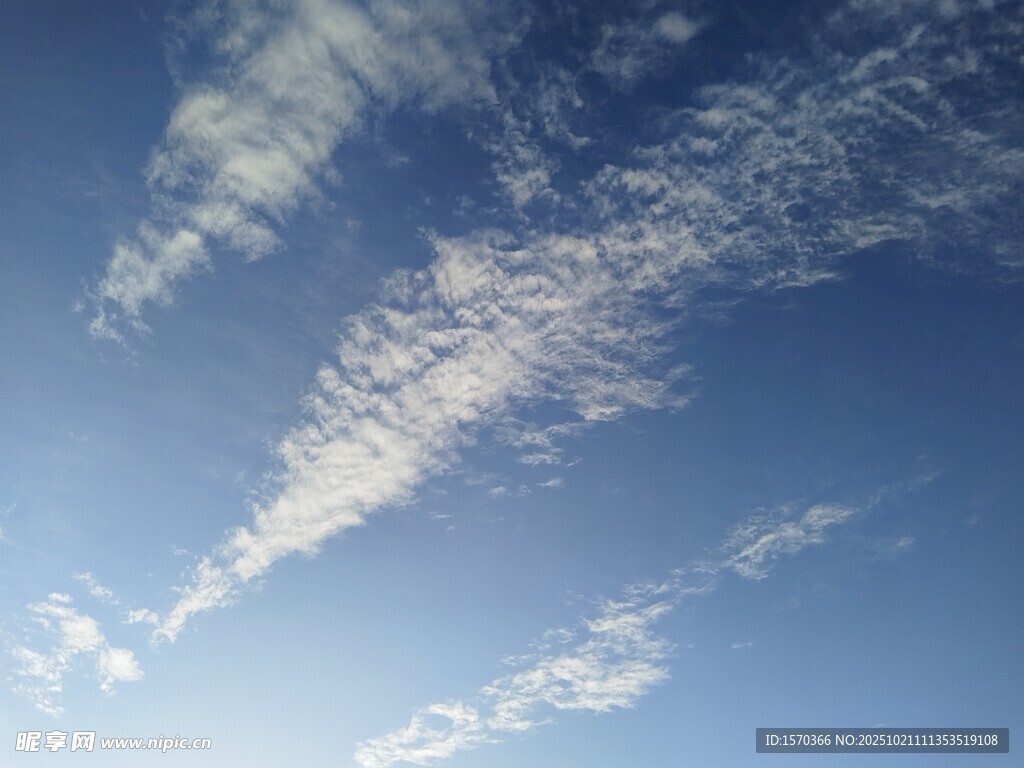 晴朗蓝天飘着轻柔白云