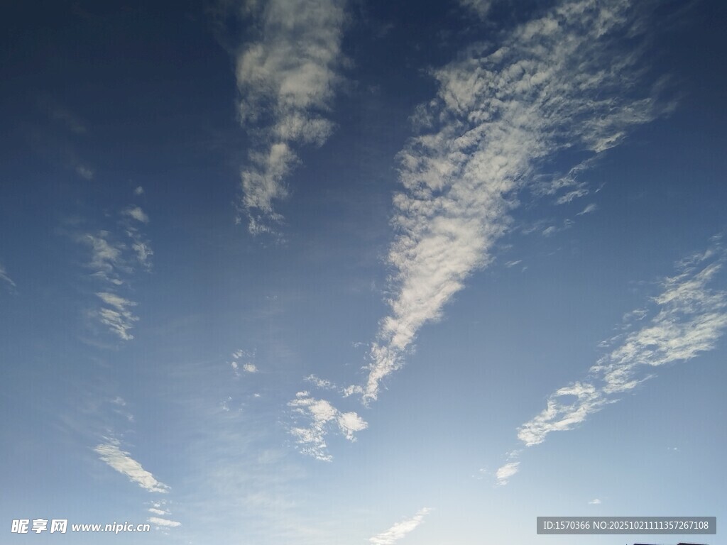 晴朗天空中的飘逸云彩