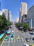 城市繁忙街道景象