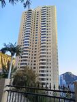 高层住宅楼 周边绿植环绕