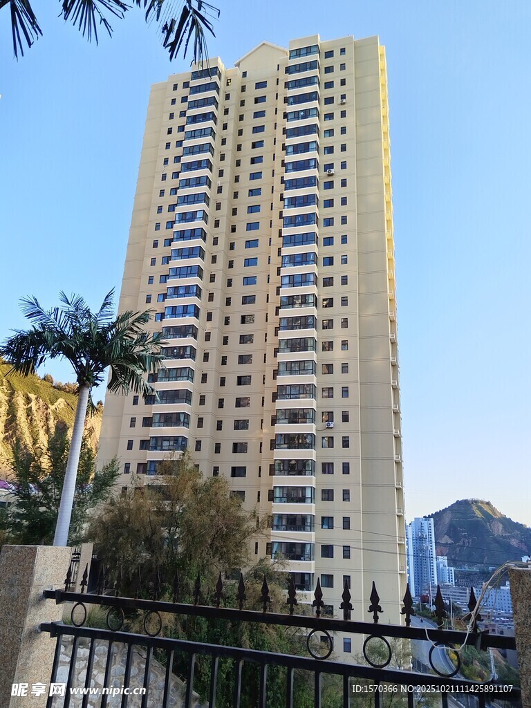 高层住宅楼 周边绿植环绕