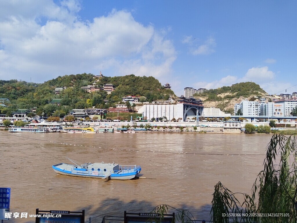 江边景致 小船停泊于岸