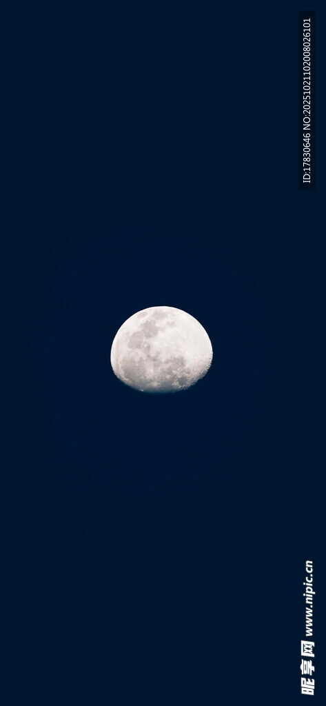 夜空中的皎洁明月