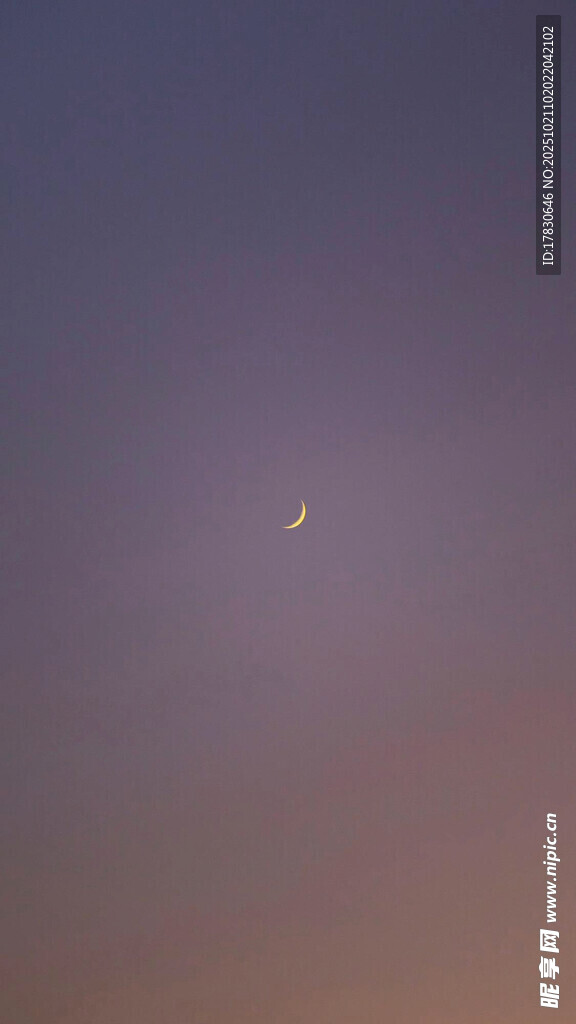 夜空中的新月