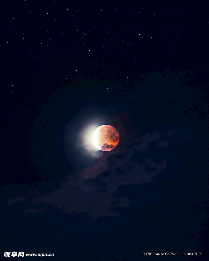 夜空中的红月景象