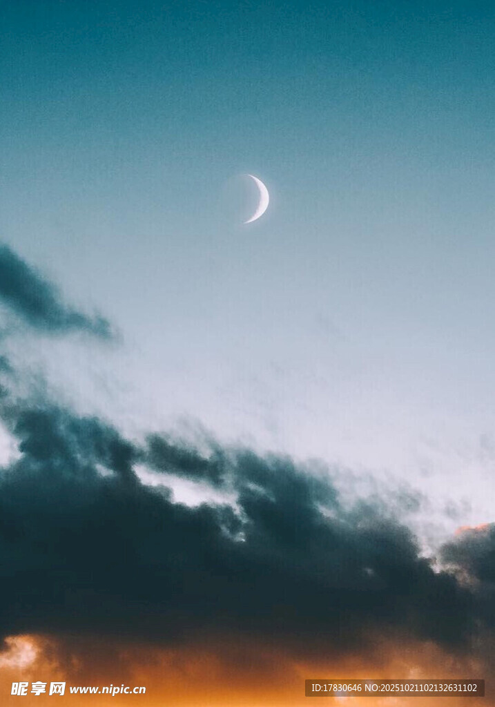 夜空新月伴云景