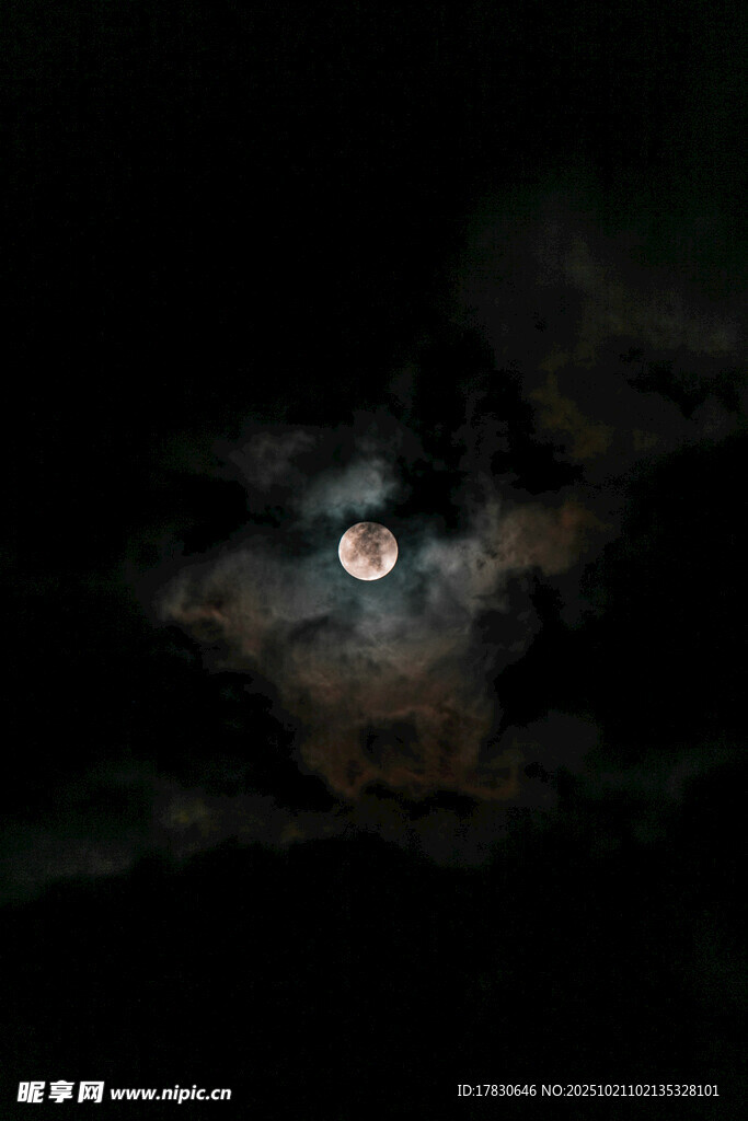 夜空中朦胧的明亮圆月