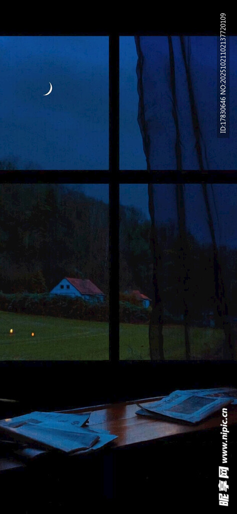 窗边夜景与桌上物品