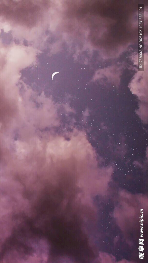 夜空中的弯月与梦幻云彩