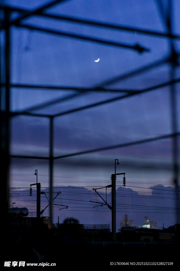 夜幕下的电力设施与天空
