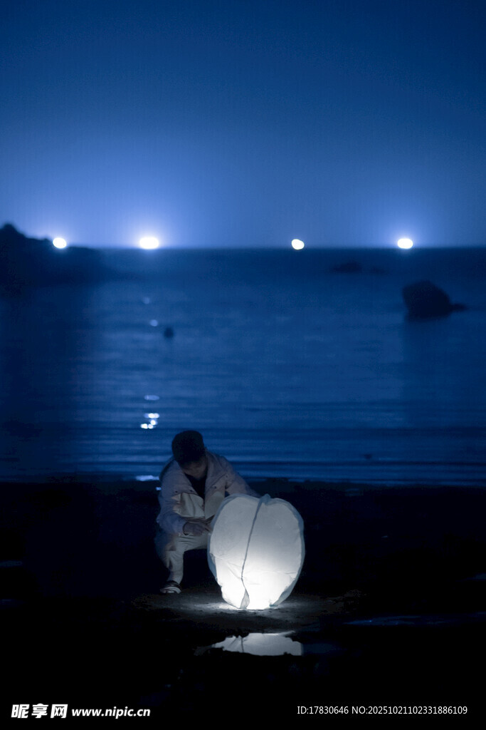 海边月夜下的孤独身影