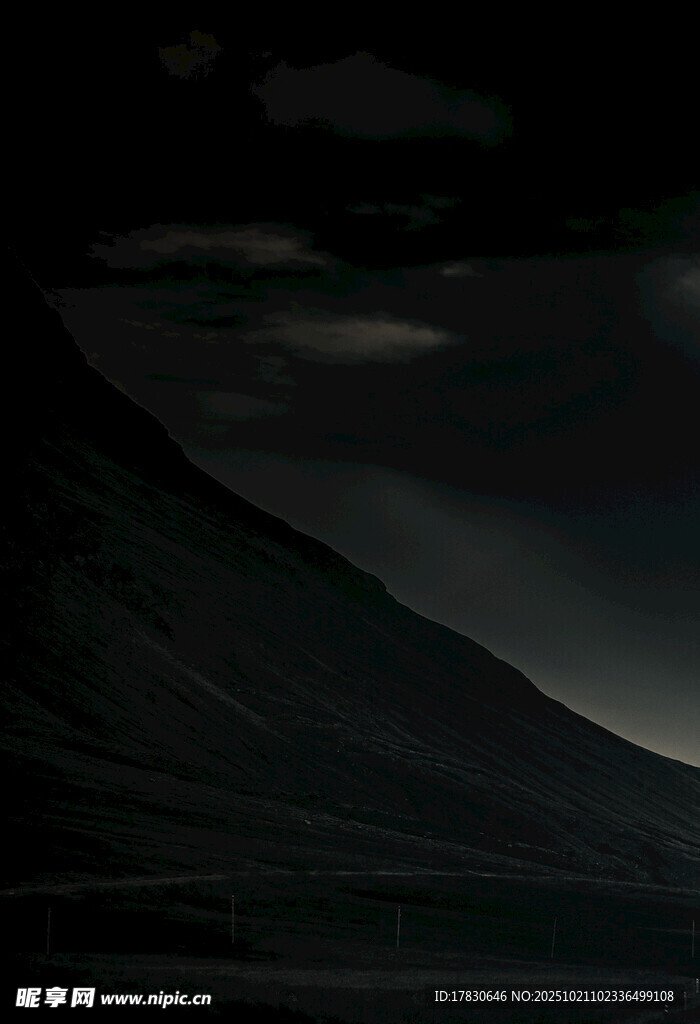 夜幕下的山景