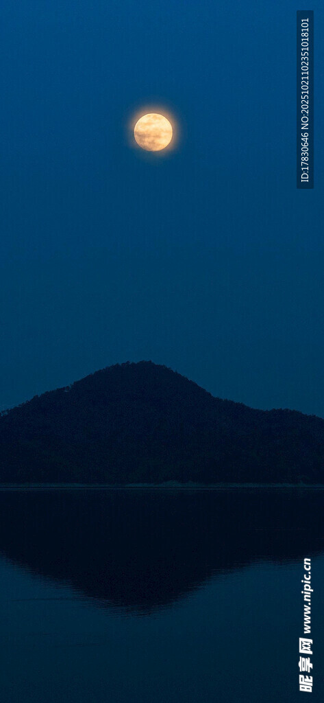 月夜湖山倒影美景