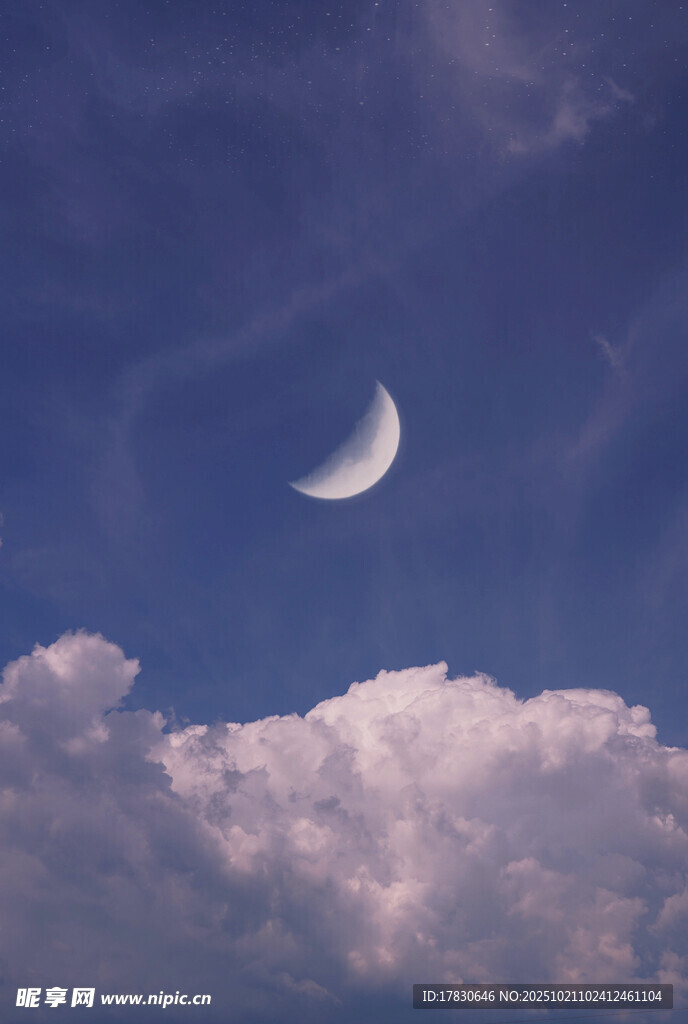 夜空新月伴云朵