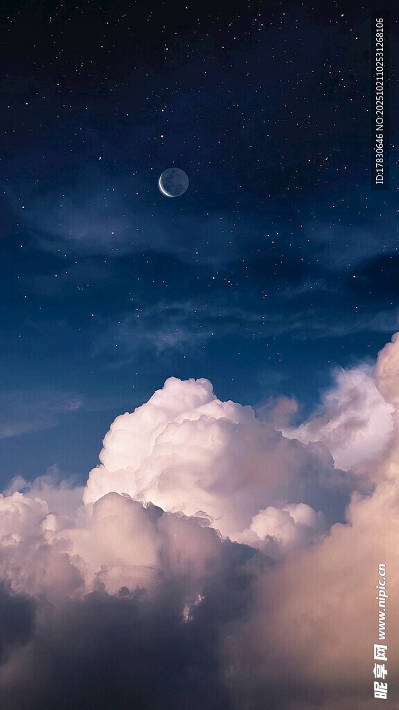 夜空下的云朵与月牙