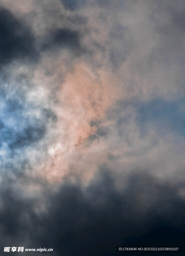 梦幻天空中的绚丽云彩