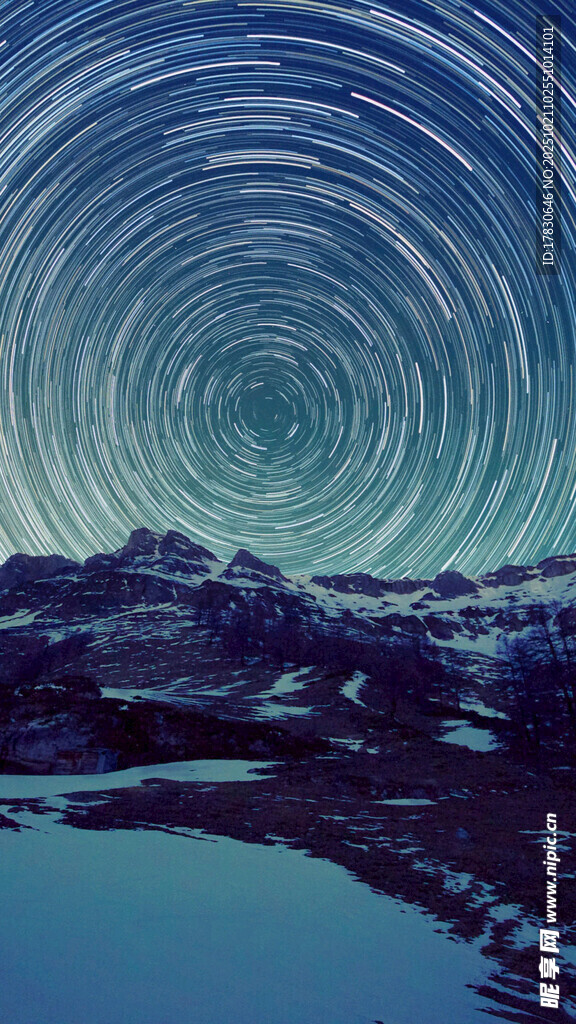 星空下的静谧山水倒影