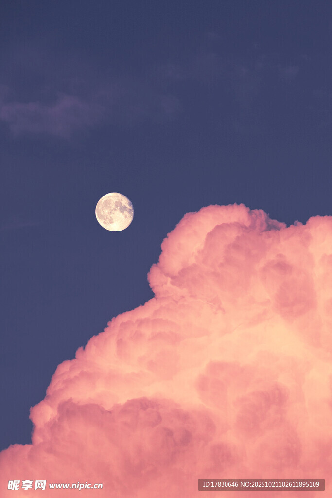 粉云之上的皎洁明月