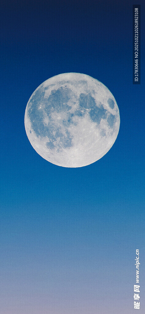 夜空中的皎洁满月