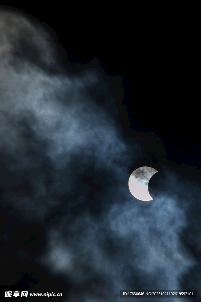 夜空中的朦胧月亮