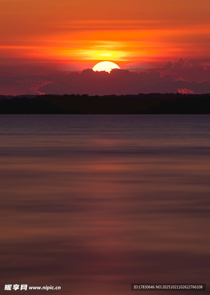 夕阳下的宁静水面