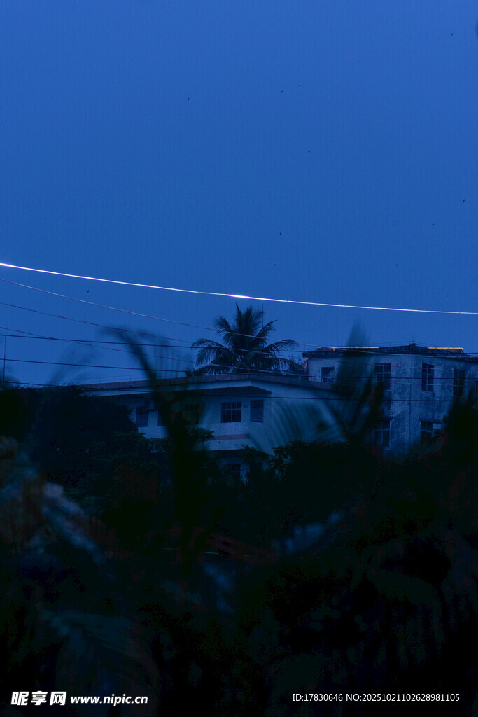 夜幕下的房屋与天际光带