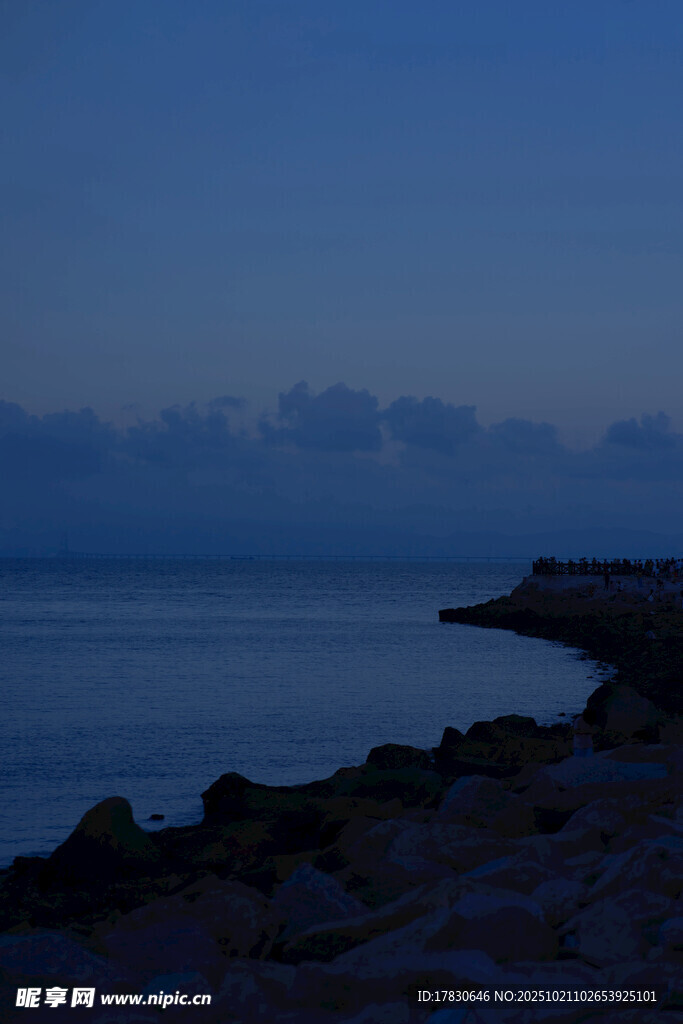 黄昏海边岩石景致