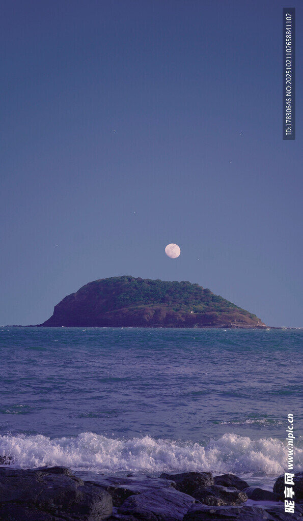 海上孤岛月夜美景