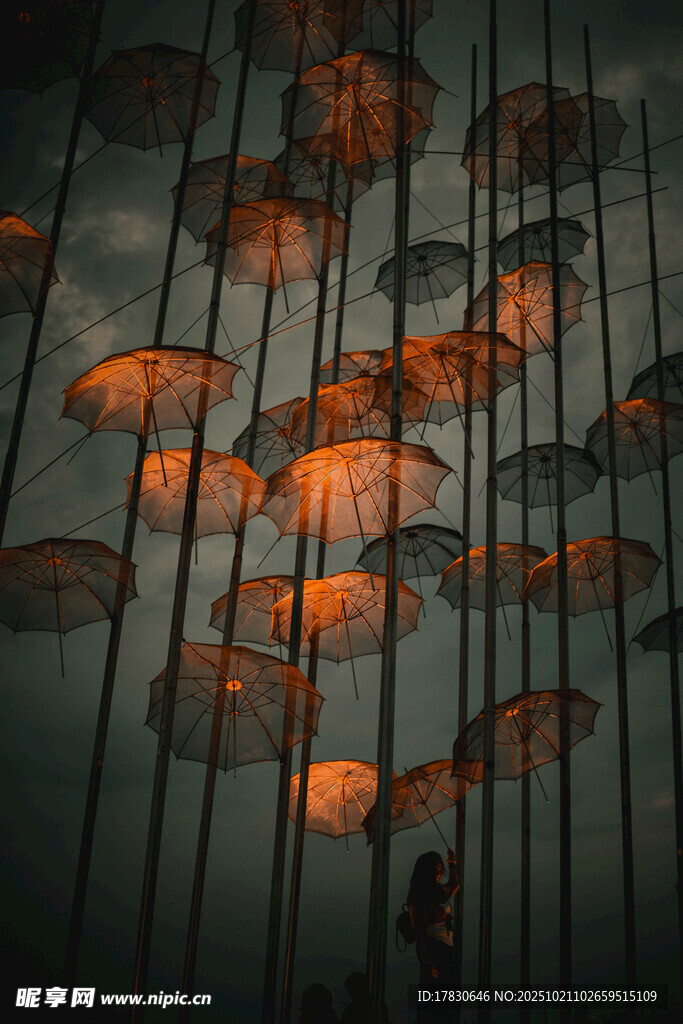 梦幻灯光下的悬浮雨伞