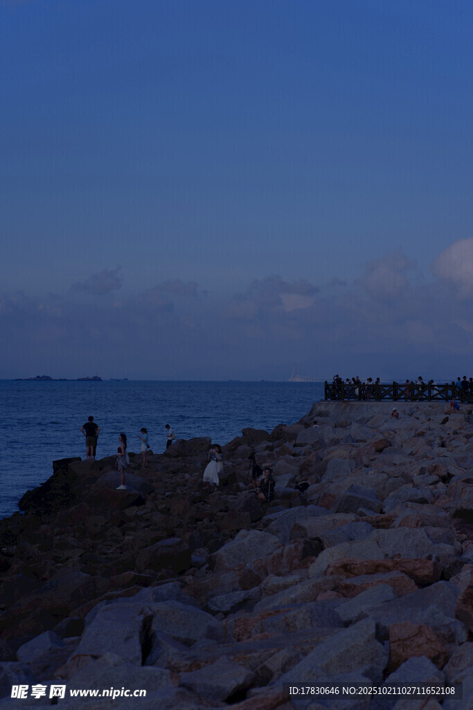 黄昏海边礁石景观
