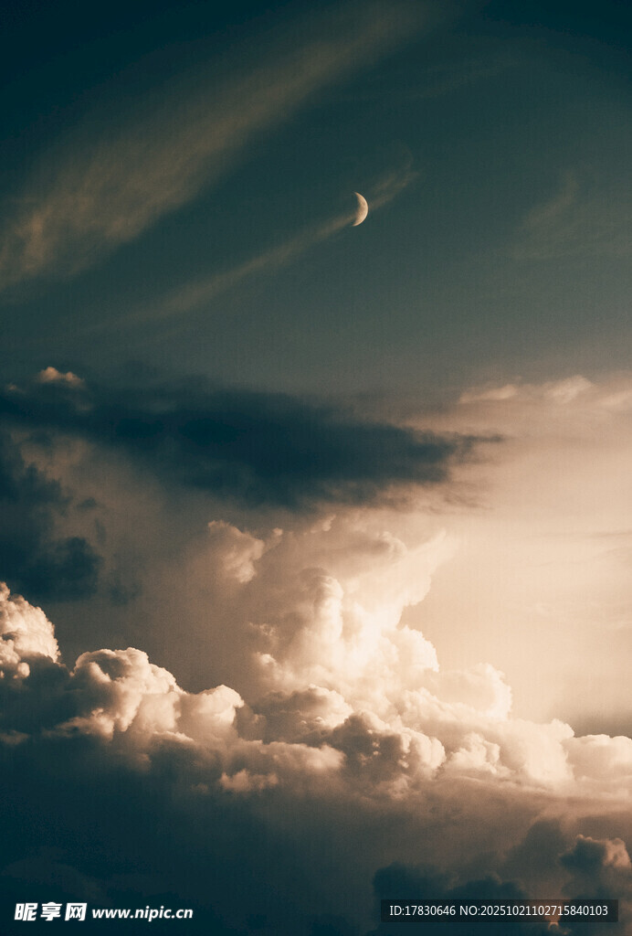 夜空下的云层与月牙