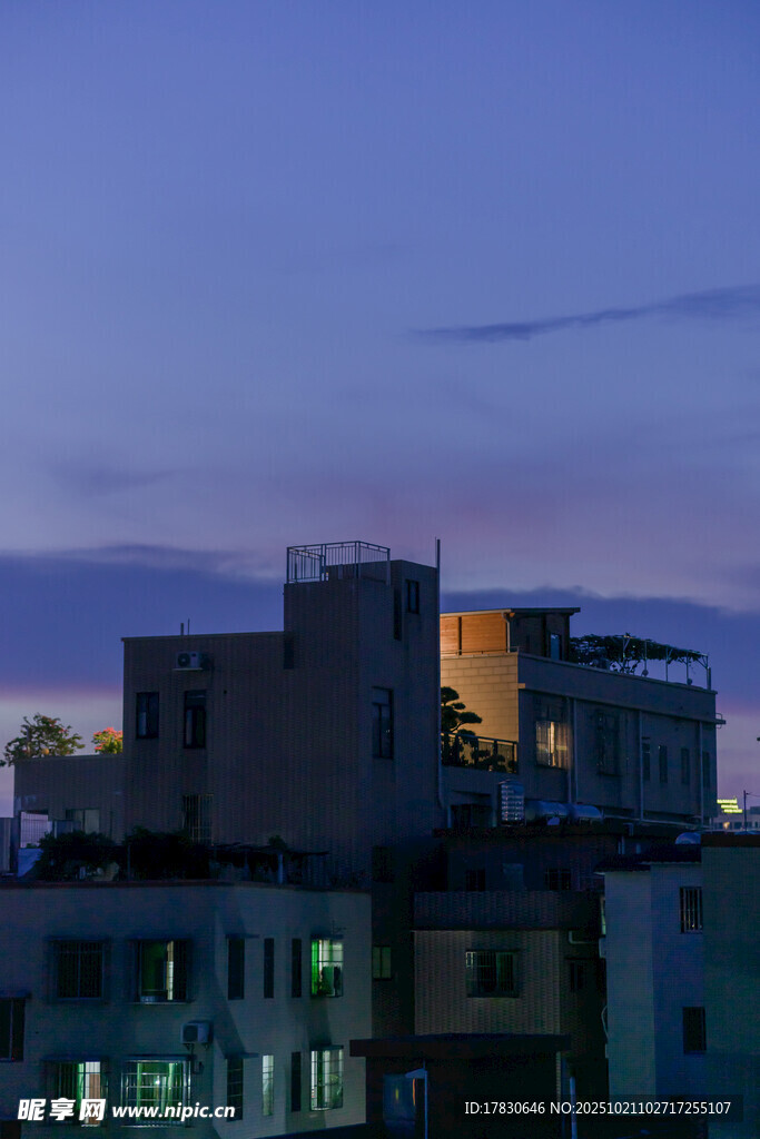 夜幕下的城市建筑景观
