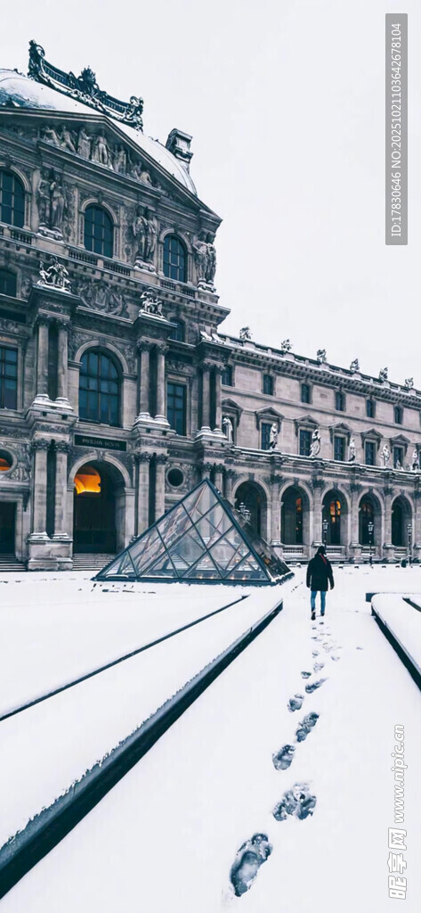 古典建筑前的整齐雪道
