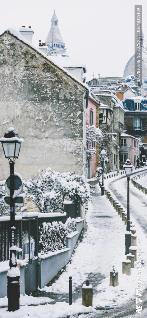 雪后静谧的欧式小镇街景