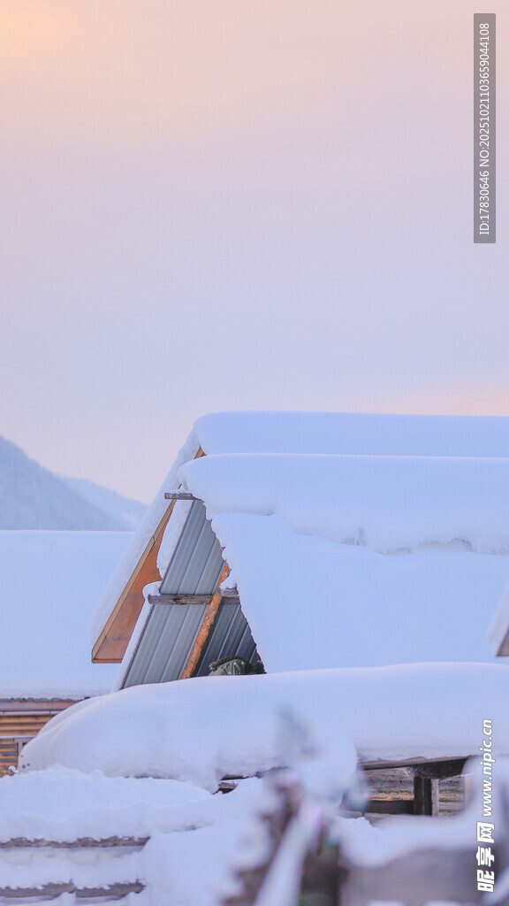 雪覆屋顶的温馨冬日小屋