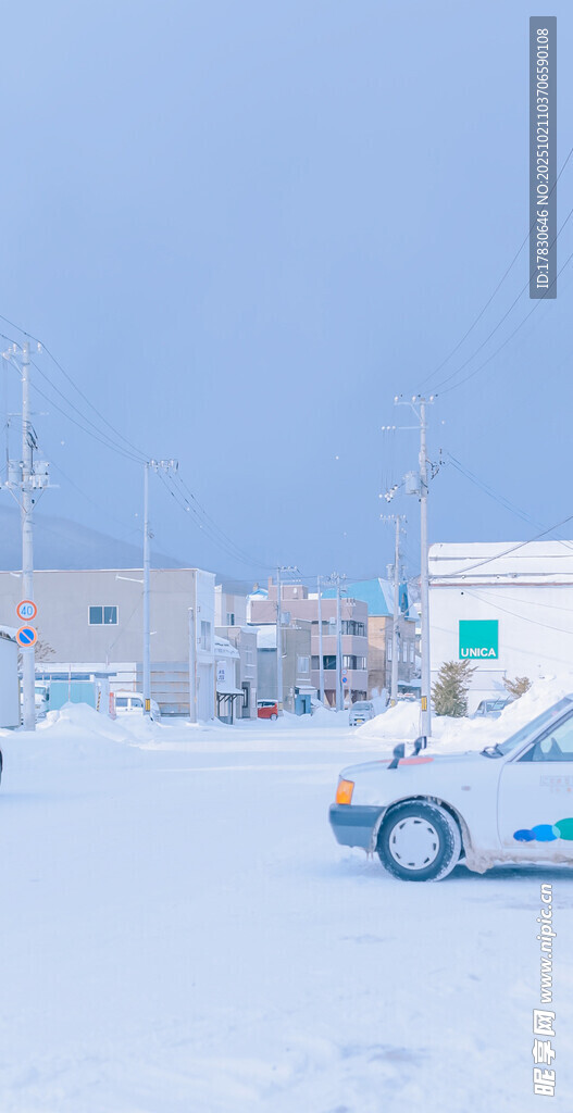 雪地中的车辆与建筑