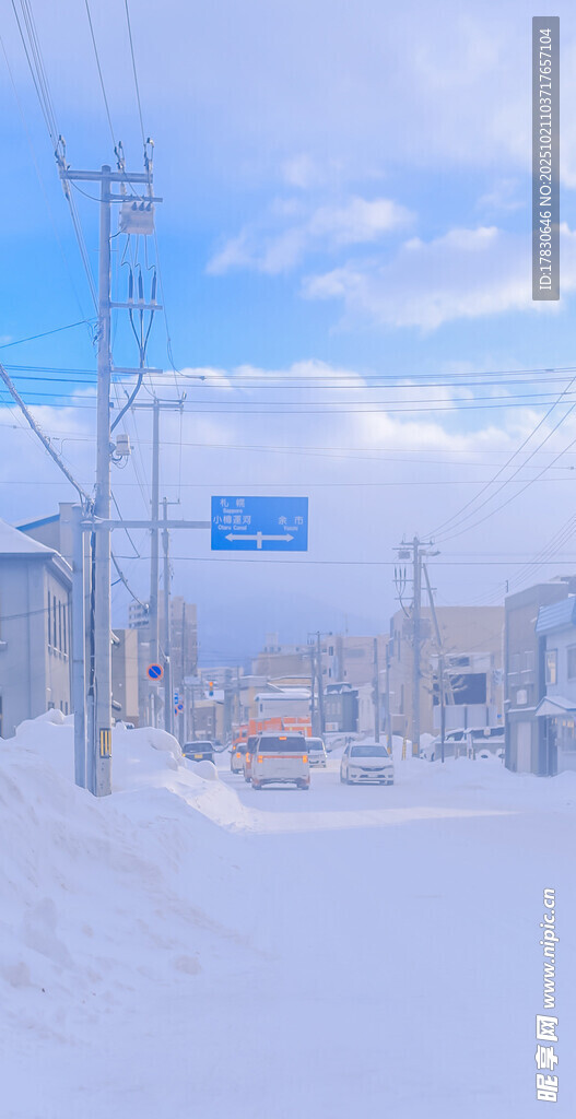 冬日雪景中的城镇街道